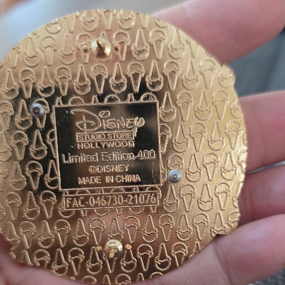 Disney Studio Cursive cuties Hollywood Figaro Pin - Black, White, Gold - Picture 2 of 2